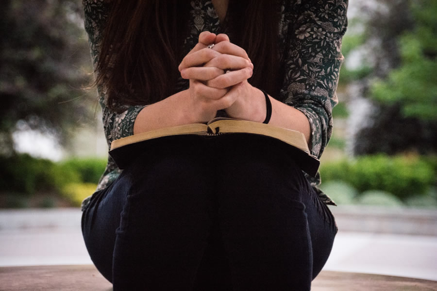 prayingwomanbible